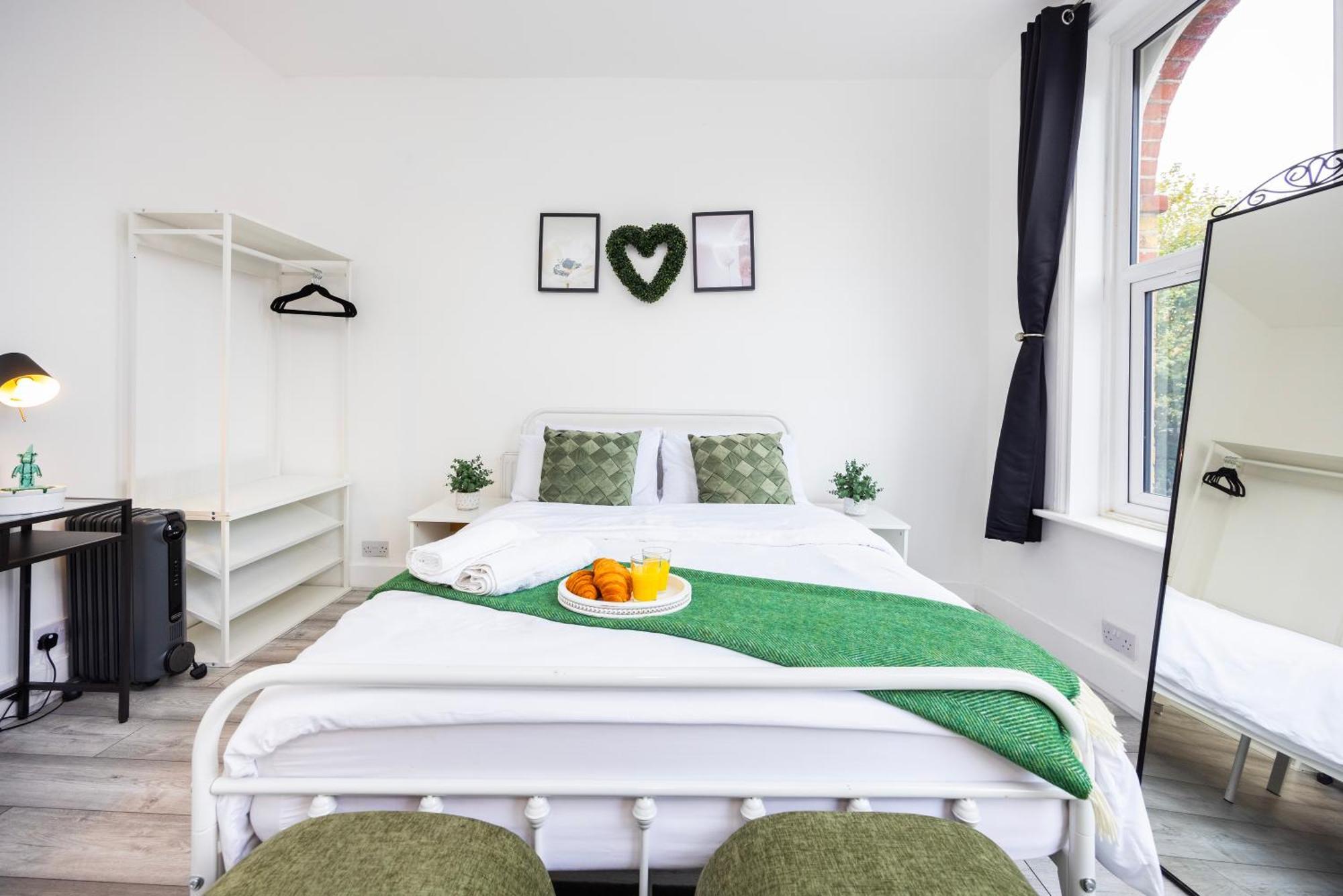 Apartment Quick Access To City, Self Check-in! London