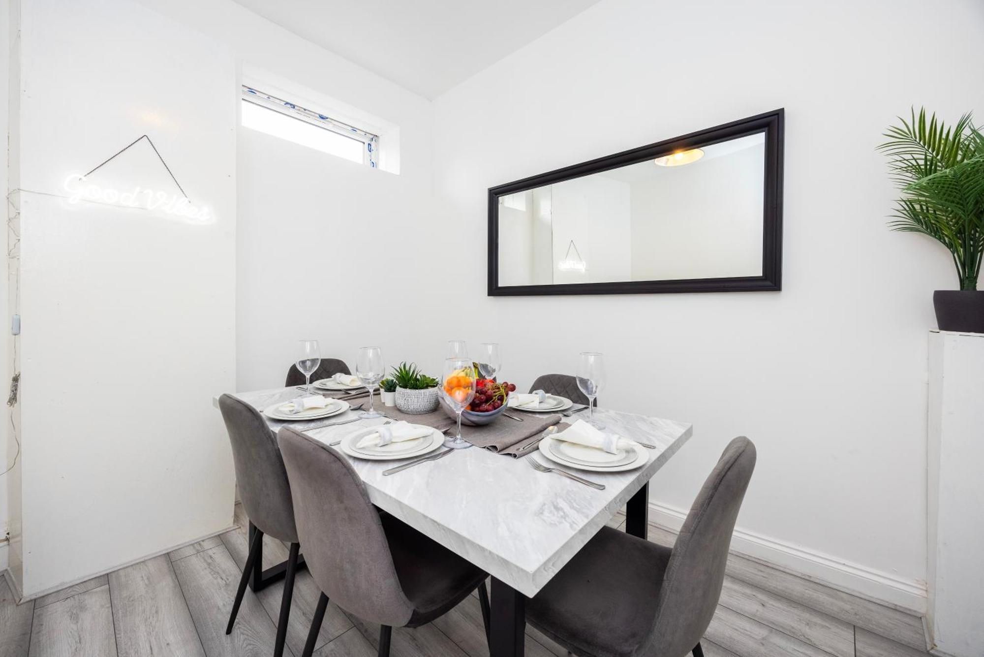 Quick Access To City, Self Check-in! Apartment